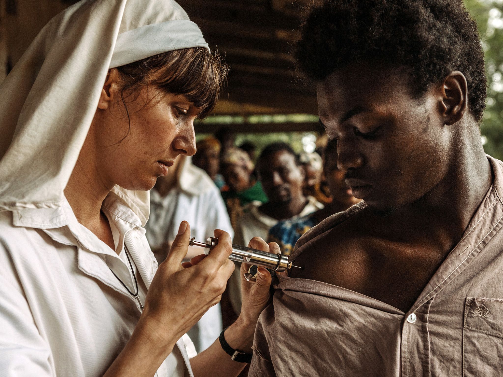 تشرف ممرضة في مستشفى يامبوكو في دولة زئير على إعطاء... [Photo of the day - مايو 2020]