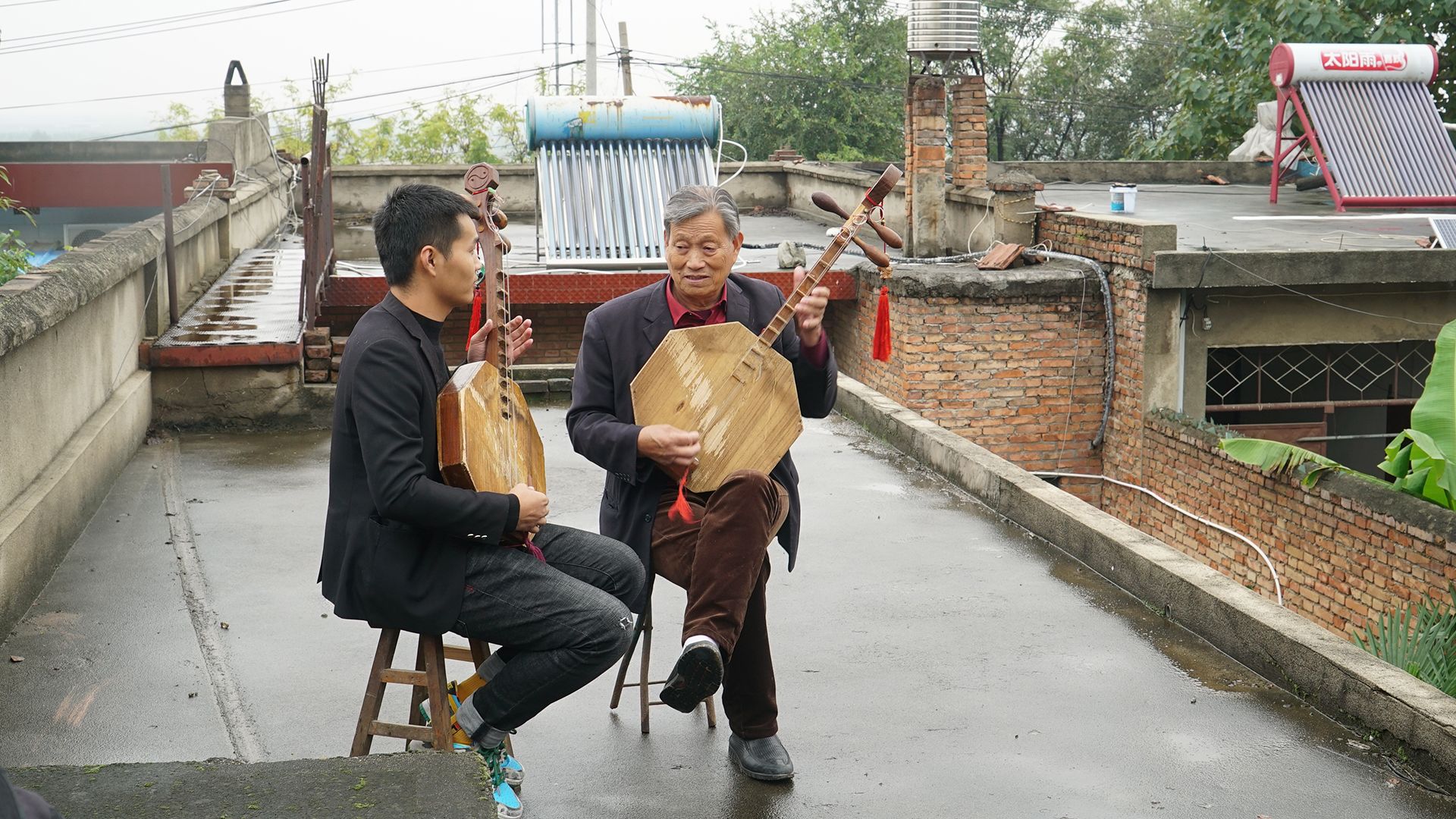 Zhang Ximin, and his grandson practice Huayin Laoqiang. This is from Tracing Heritage [Photo of the day - October 2021]