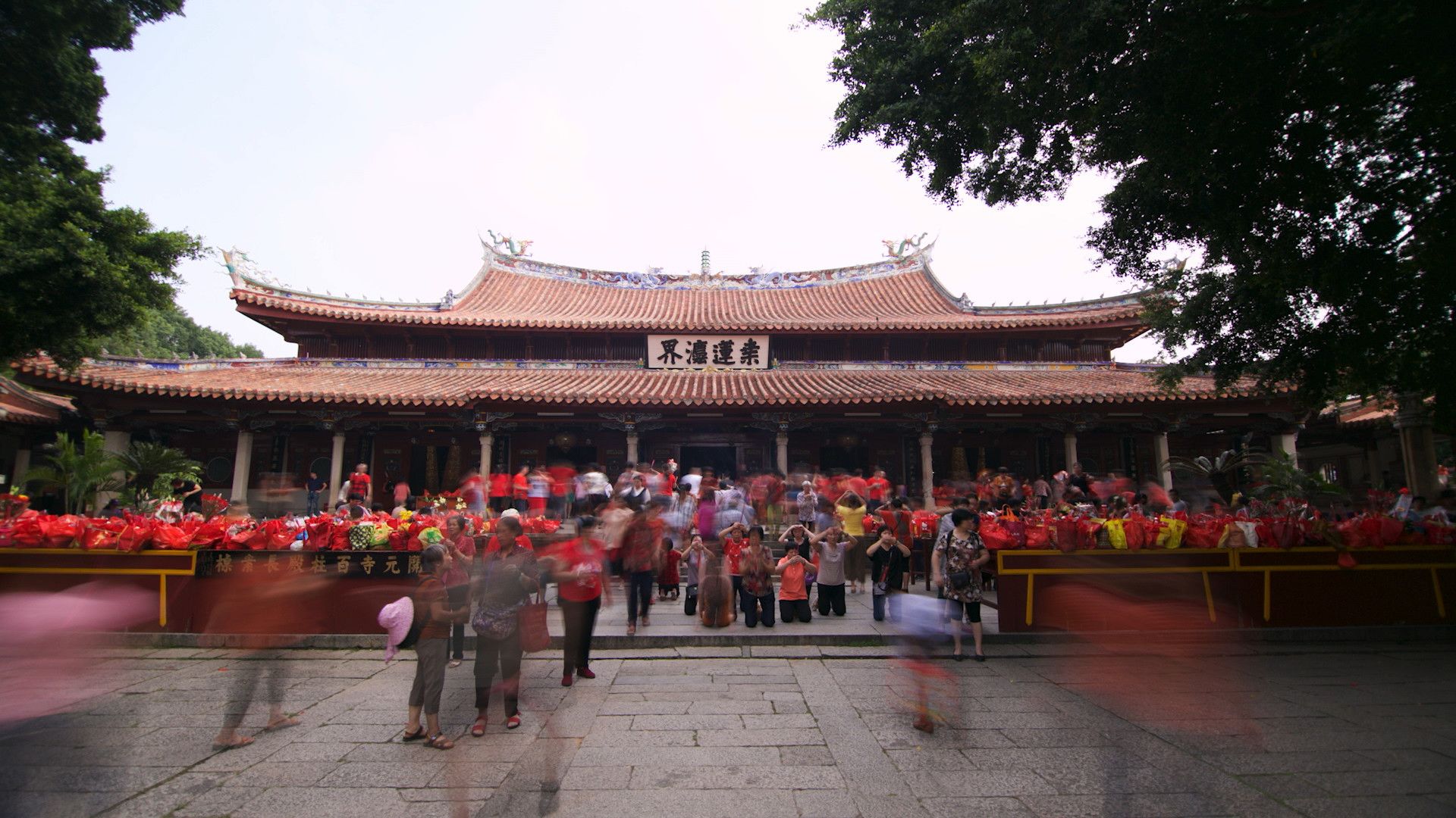 Kaiyuan Temple, built in the seventh century AD, still attracts many believers to the temple to... [Photo of the day - December 2021]