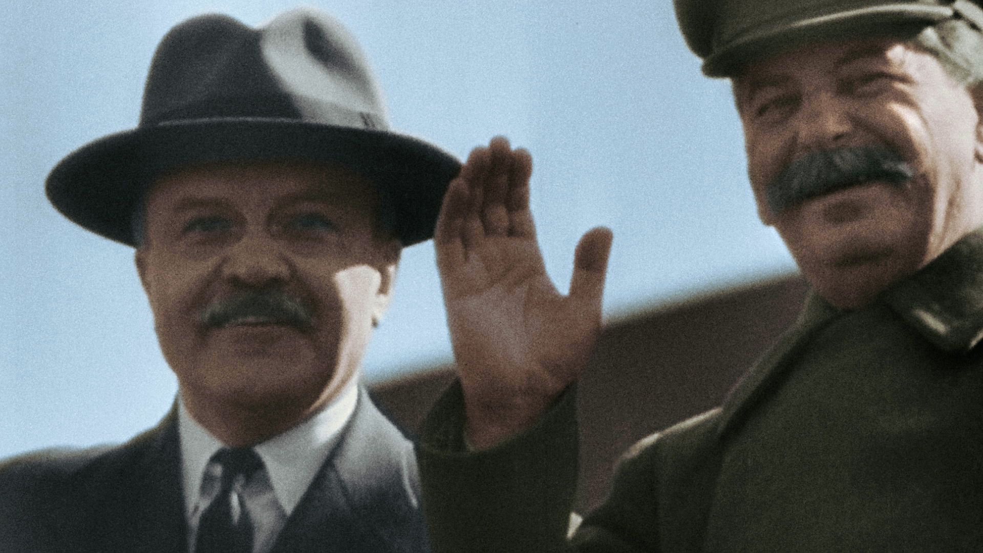 ستالين (على اليمين) مع مولوتوف؛ وزير الشؤون الخارجية.... [Photo of the day - فبراير 2022]
