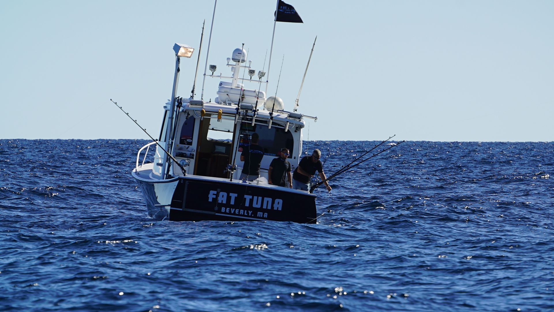 على متن السفينة Fat Tuna (من اليسار إلى اليمين)، يعمل... [Photo of the day - فبراير 2022]