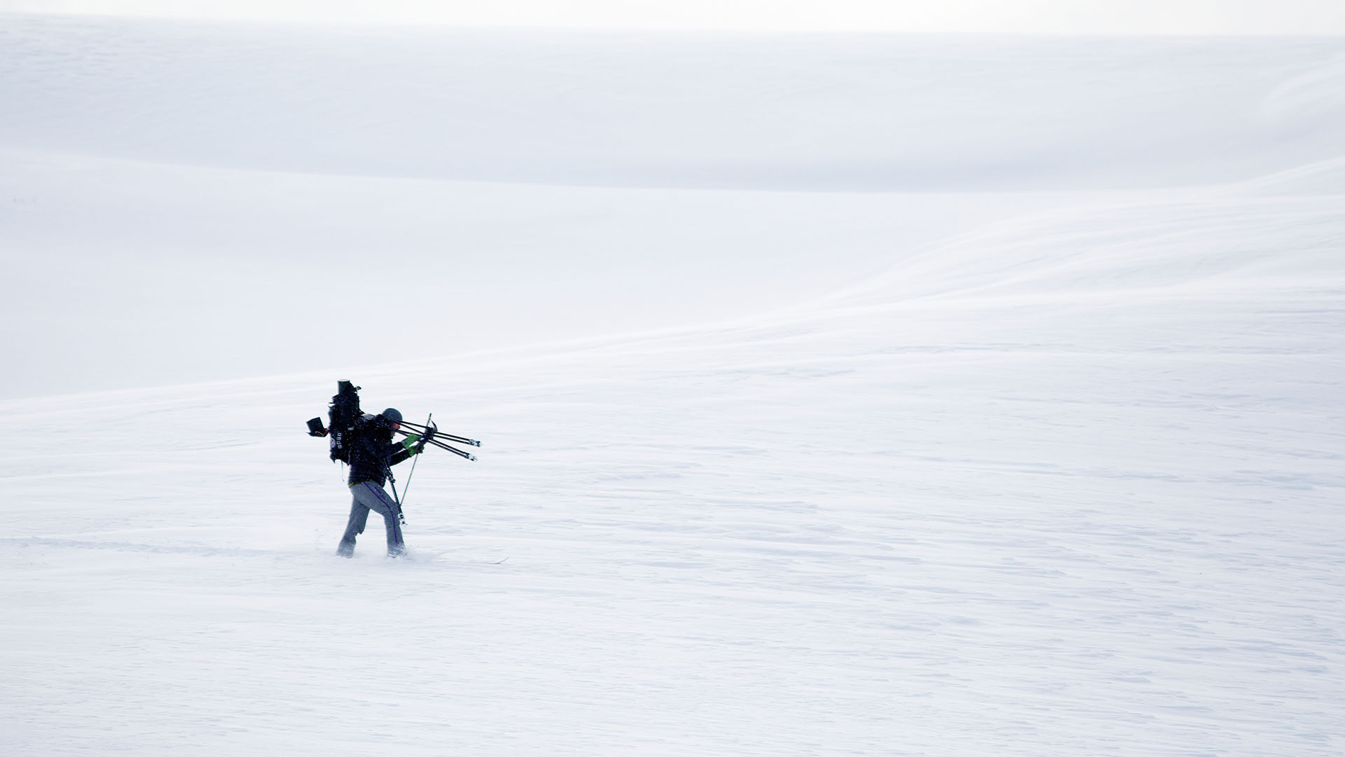 جون شير يتزلج مصطحباً كاميرته ومعدات التصوير الخاصة... [Photo of the day - ديسمبر 2022]