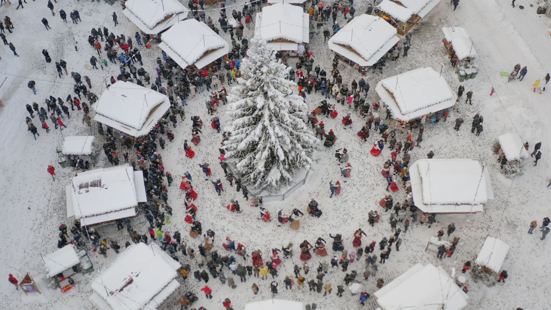 مشهد جوي لسوق عيد الميلاد في تالين ورقصة شعبية. هذه... [Photo of the day - ديسمبر 2022]