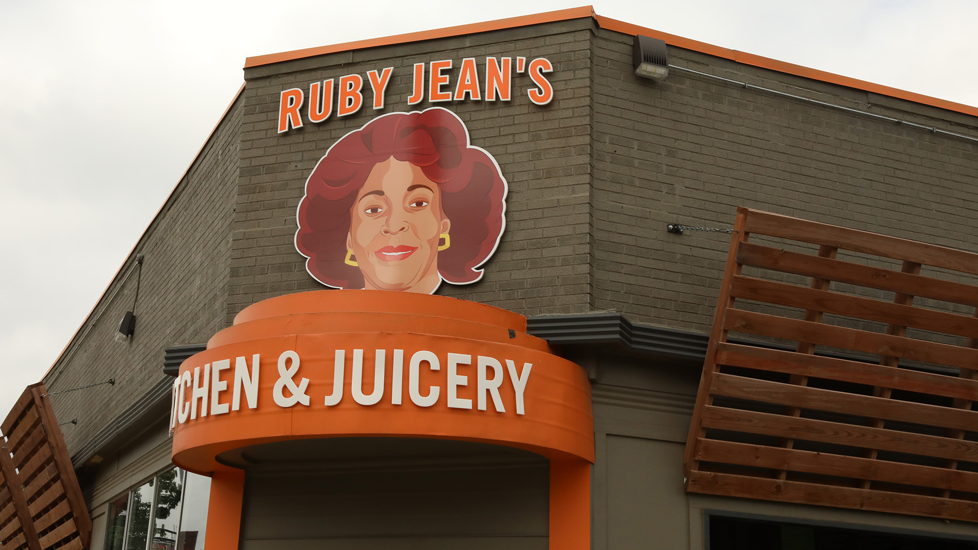 Ruby Jean's Juicery's bright colors and wonderful front facing figure draws in all kinds of... [Photo of the day - February 2023]