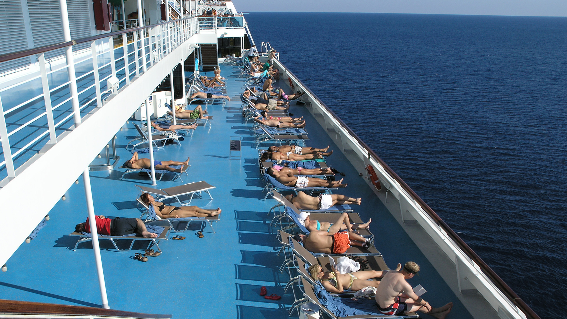 أفراد يستمتعون بحمام شمس على السطح الخارجي للسفينة... [Photo of the day - مايو 2023]