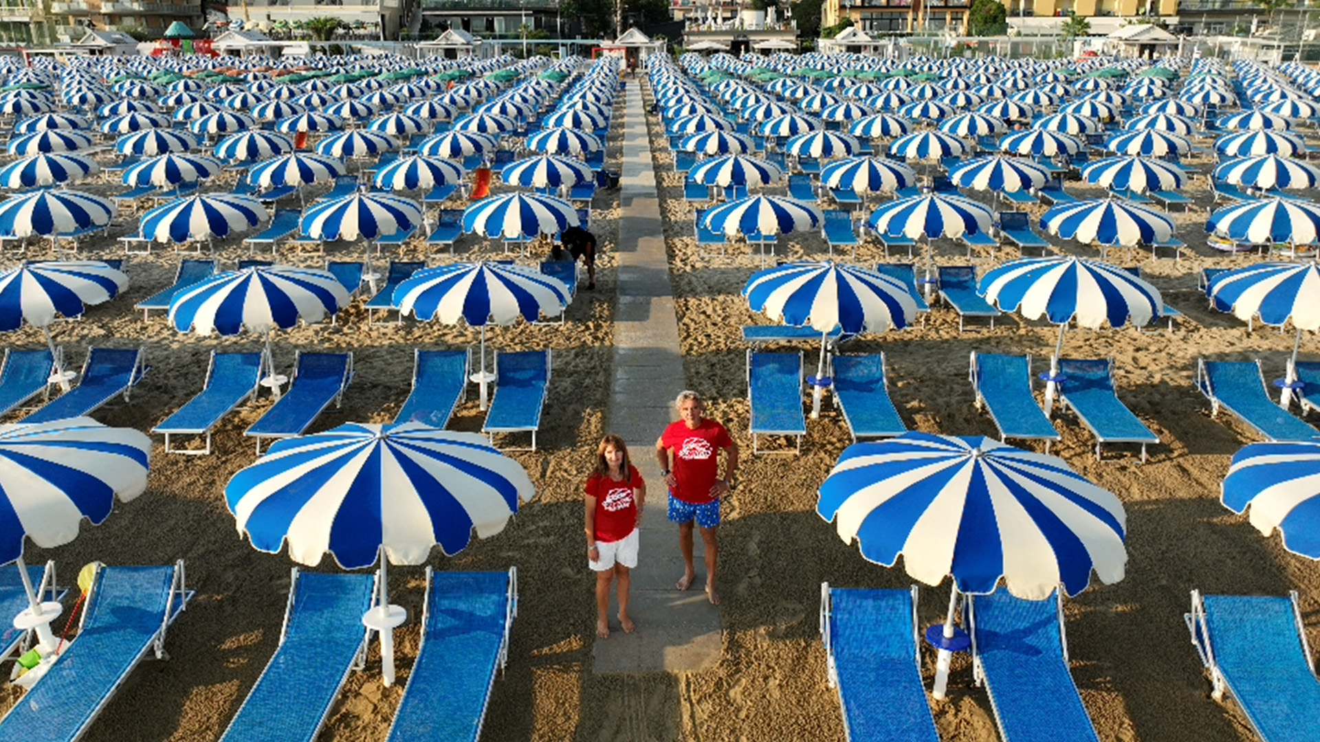 Tiziana Baldassari and Roberto Baldassari at Cattolica Beach. This is from Europe From Above,... [Photo of the day - يونيو 2023]