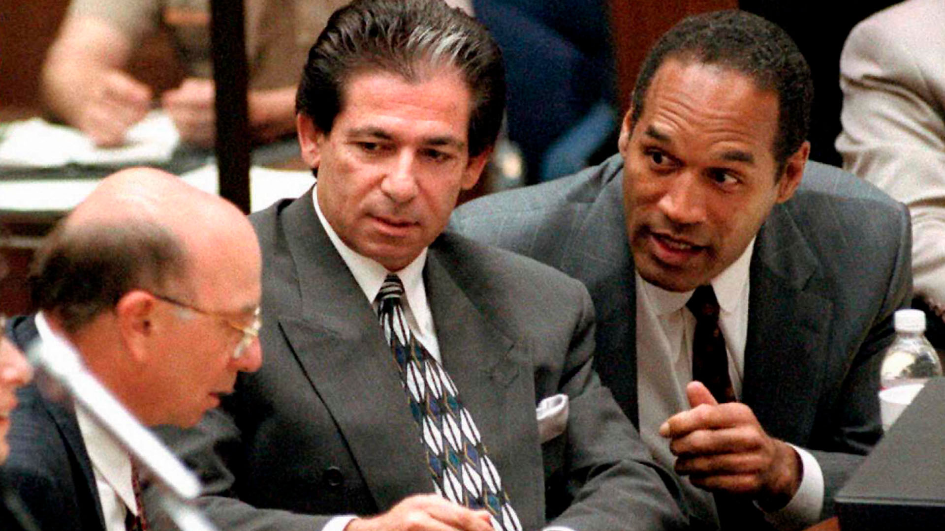 Murder defendant O.J. Simpson (R) consulting with friend Robert Kardashian (C) and Alvin... [Photo of the day - September 2023]