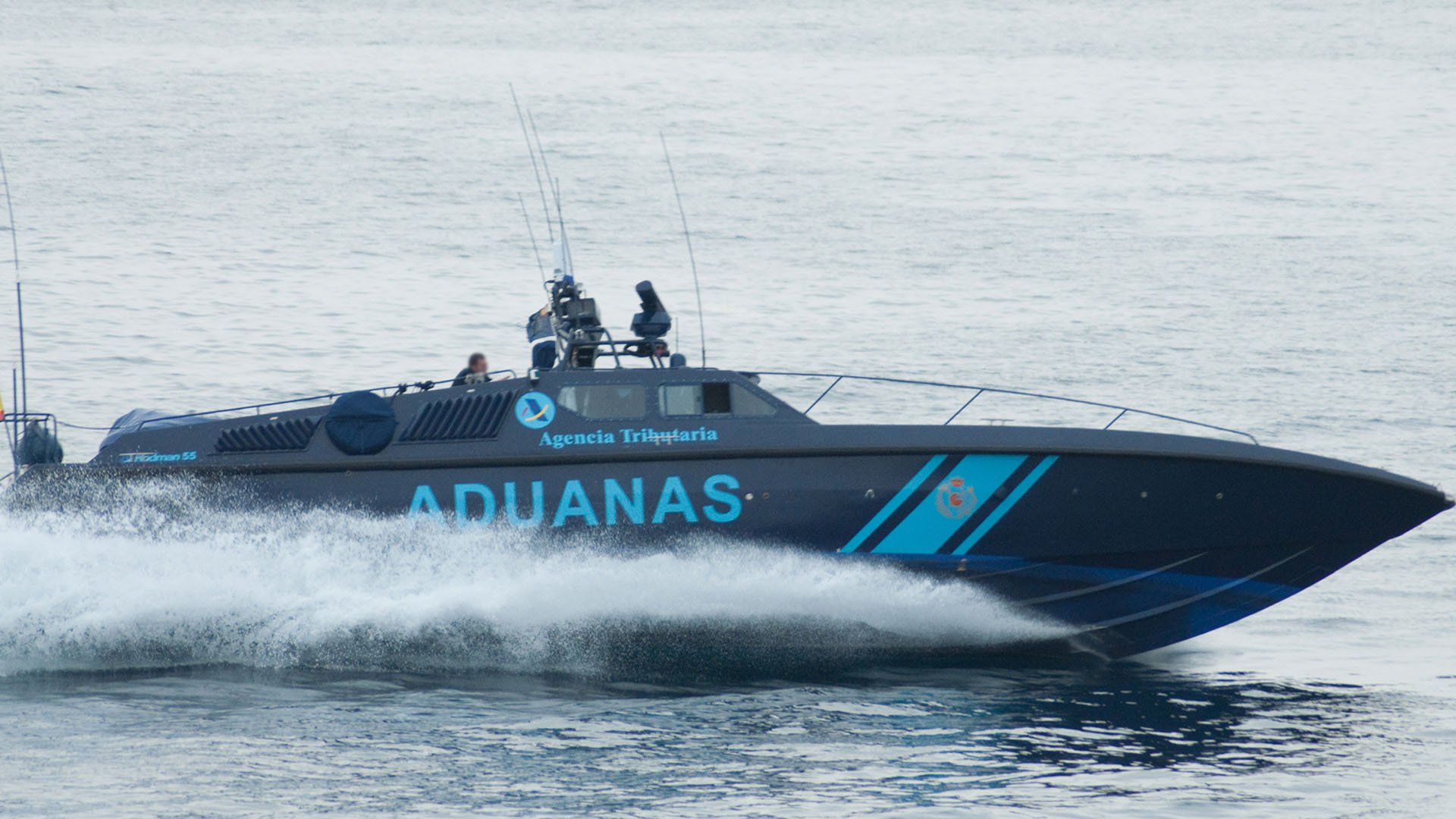 A customs service ship sails at high speed. This is from Border Protection: Spain [Photo of the day - October 2023]