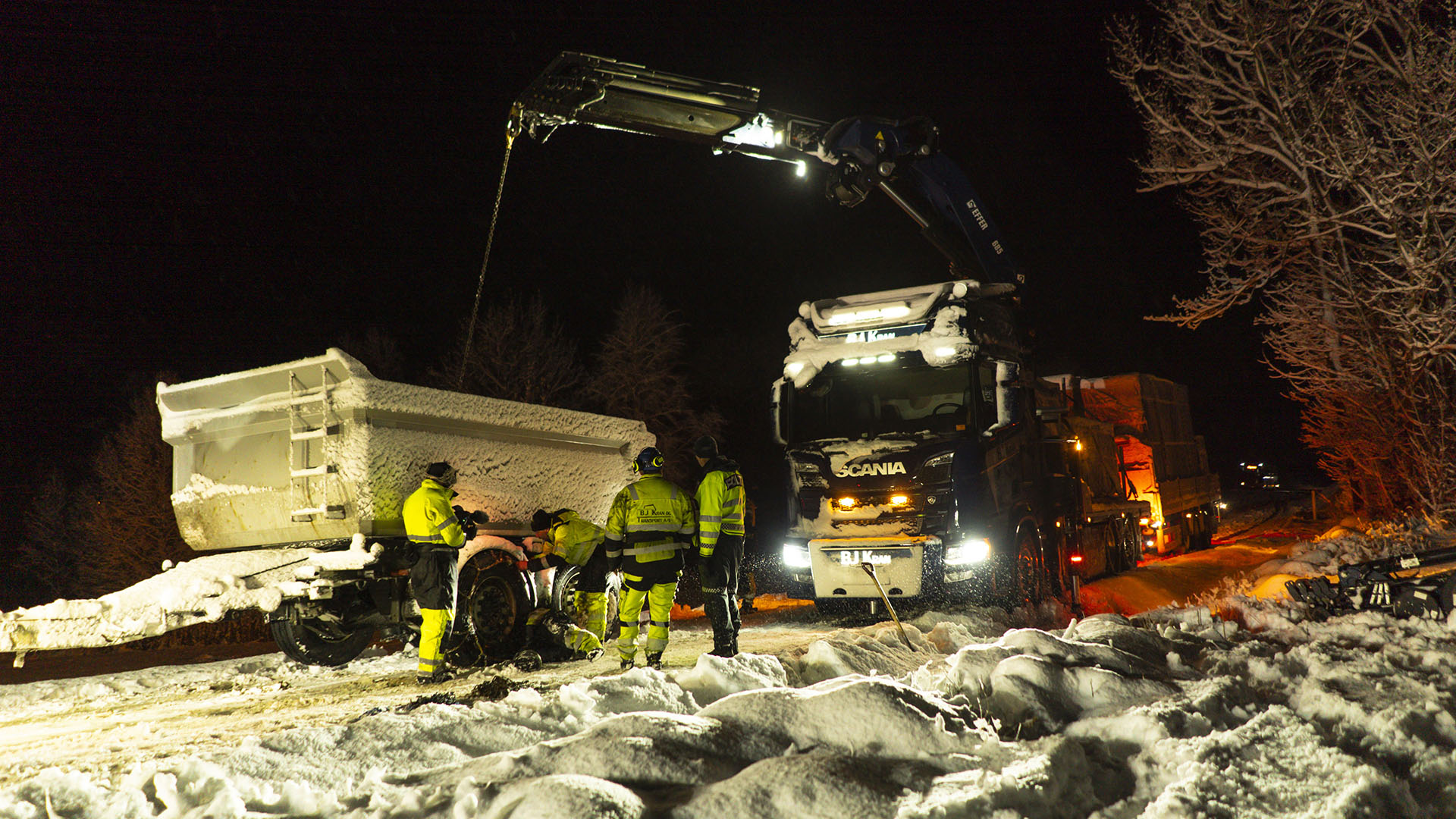Thord is getting help from a crane and the police to finish up the rescue and open the road.... [Photo of the day - November 2023]