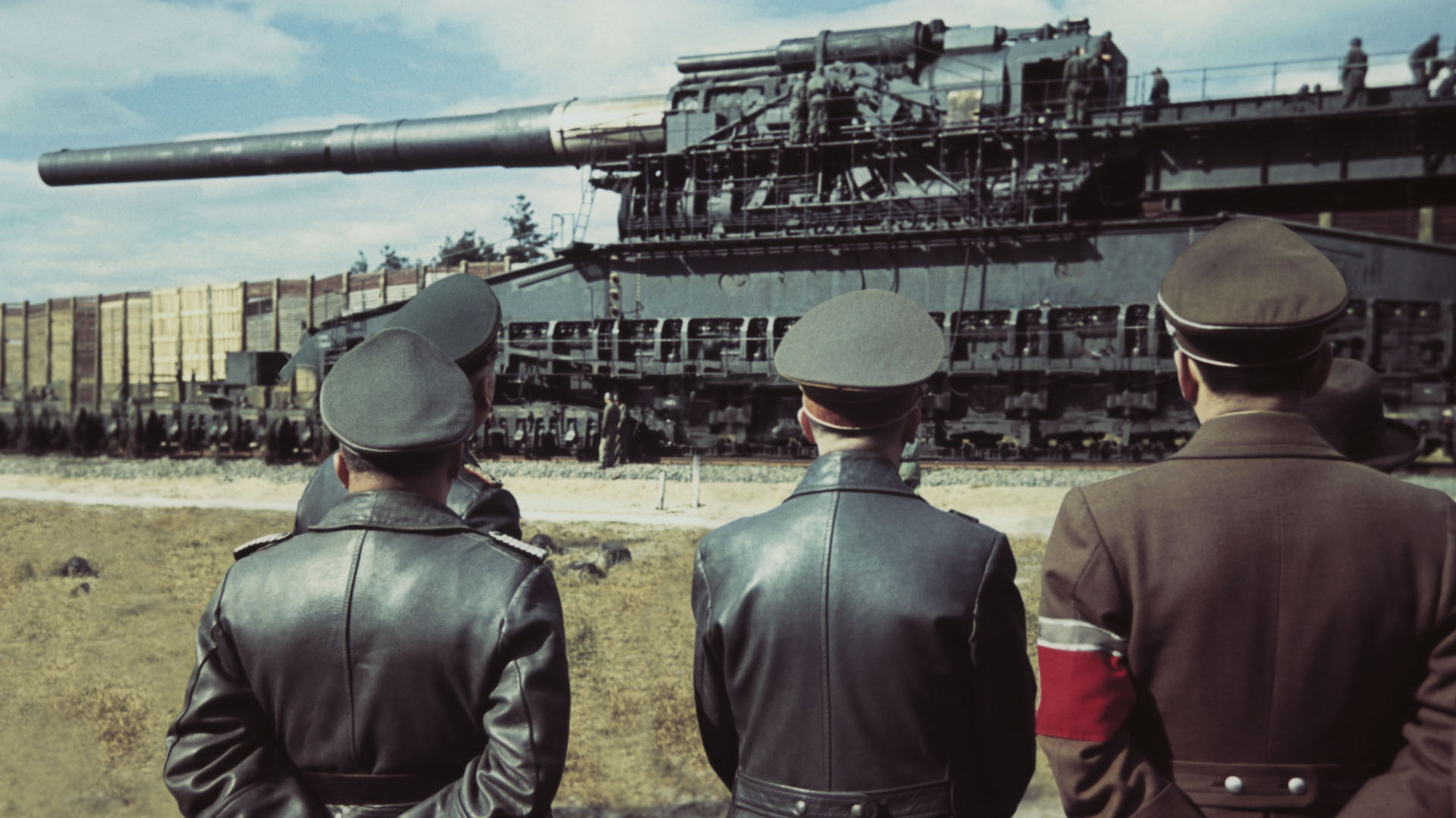 هتلر يتأمل سلاحاً كبيراً. هذه الصورة من برنامج Apocalypse:... [Photo of the day - ديسمبر 2023]