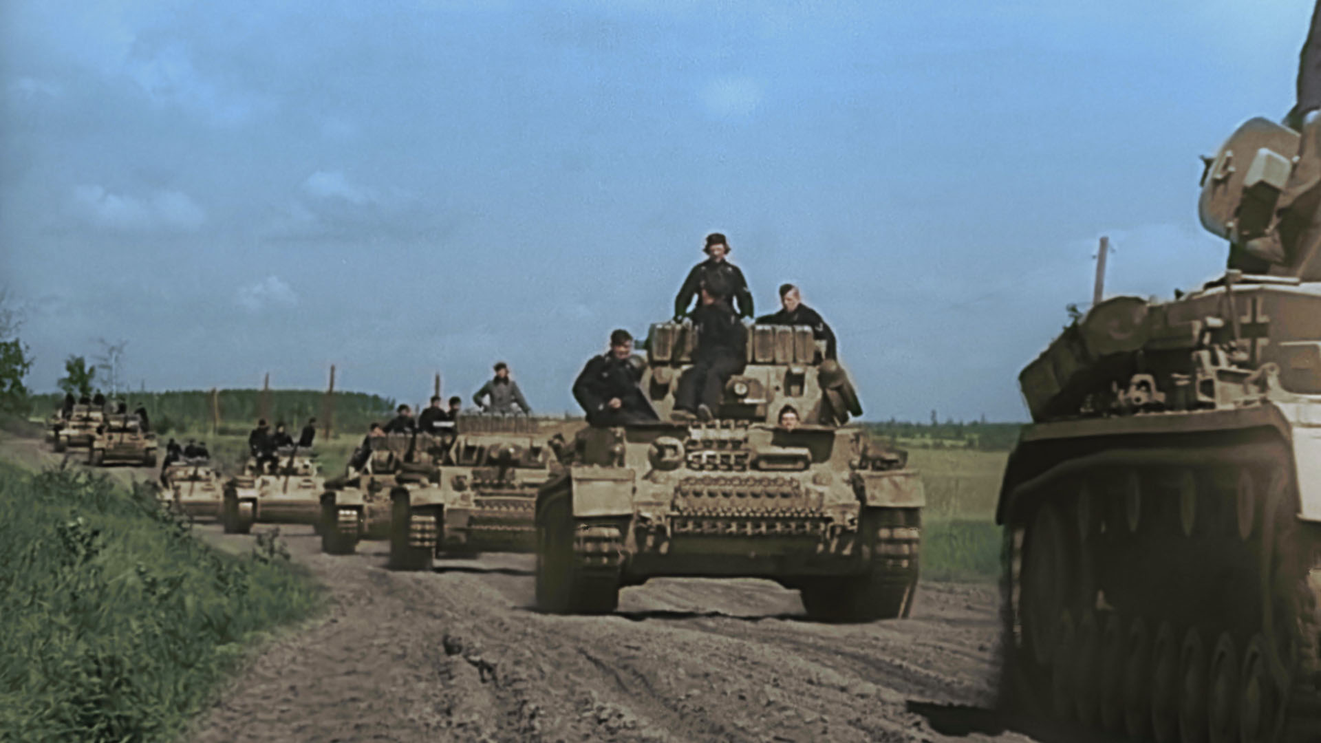 دبابات ألمانية تزحف في خط مستقيم قبل معركة كورسك. ... [Photo of the day - ديسمبر 2023]
