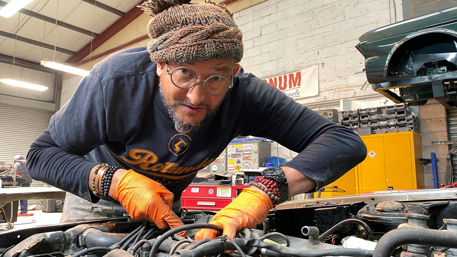 Fuzz Townshend working on the car engine in the workshop. This is from Car S.O.S. Season 12. [Photo of the day - أبريل 2024]