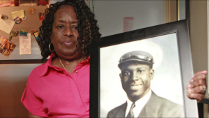 Claudette Simmons holds a portrait... [Photo of the day - 11 JUNE 2024]