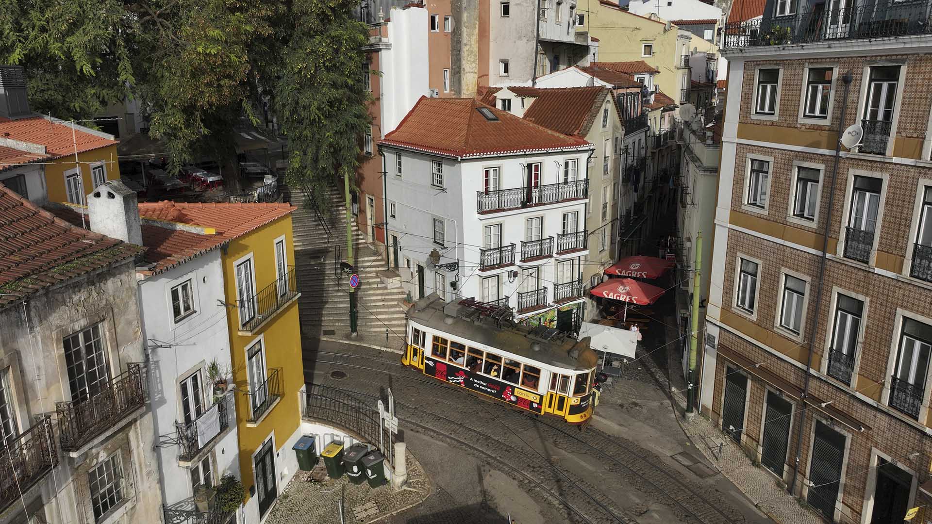 The E28 tram is seen from above as it approaches a corner along its winding route through the... [Photo of the day - October 2024]