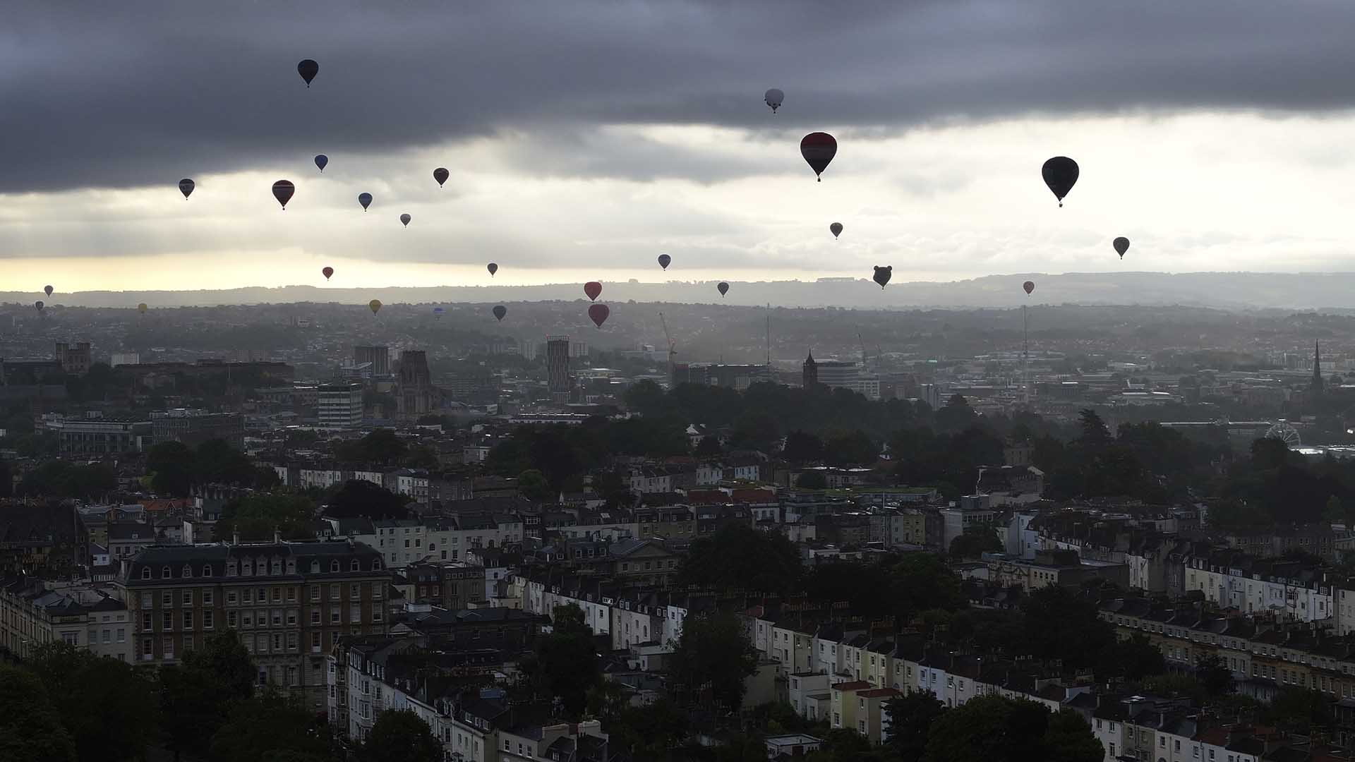 As part of Bristolâs world-famous annual Balloon Fiesta, the hot air balloons drift above... [Photo of the day - October 2024]