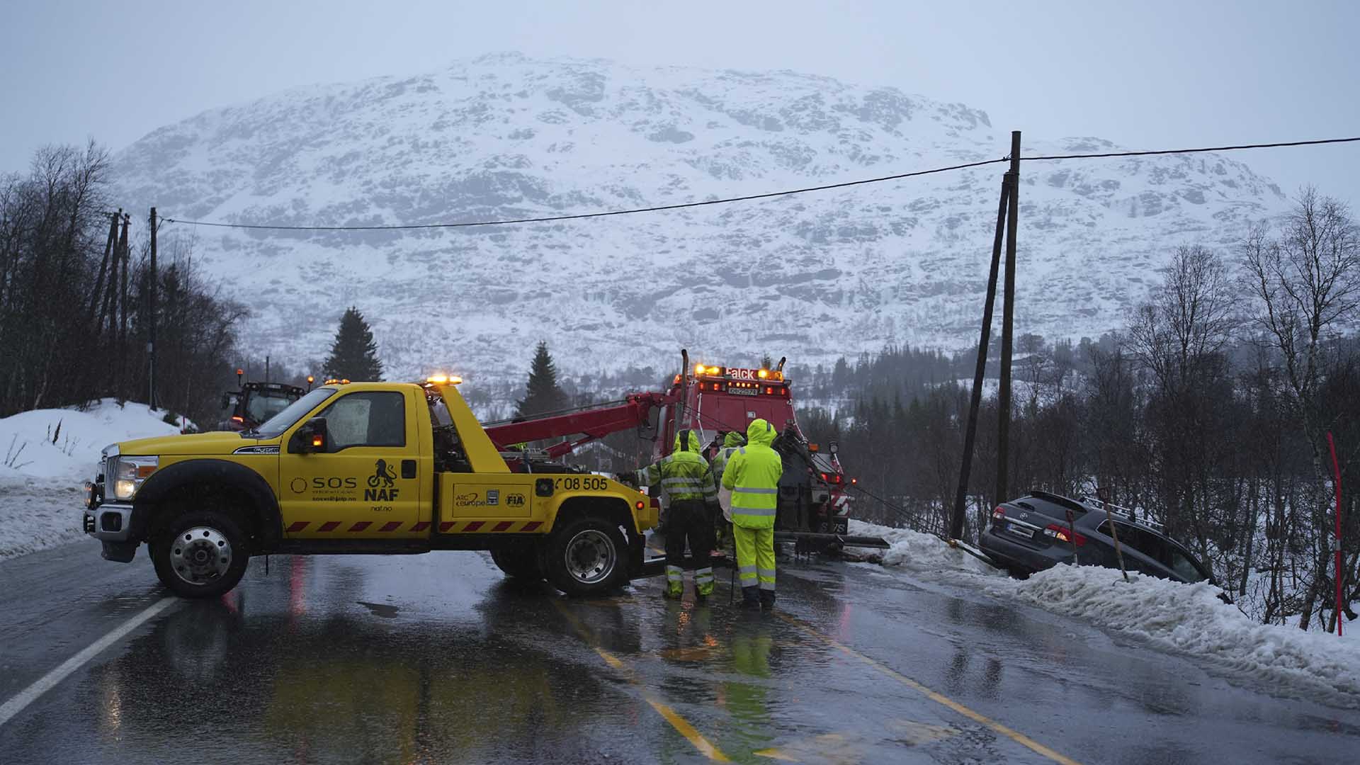 Rescue cars pull a car from the ditch. This is from Ice Road Rescue, season 9. [Photo of the day - October 2024]