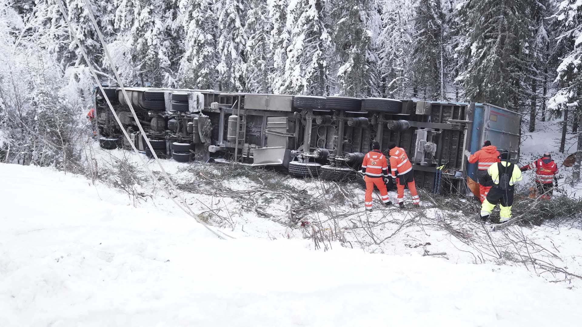 The driver got to close to the road edge, before he was able to get the truck onto the road... [Photo of the day - October 2024]