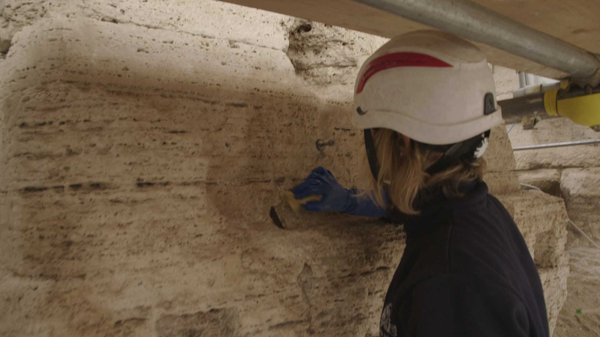 A restoration professional works on metal corrossion on the outer walls of the Colosseum in... [Photo of the day - نوفمبر 2024]