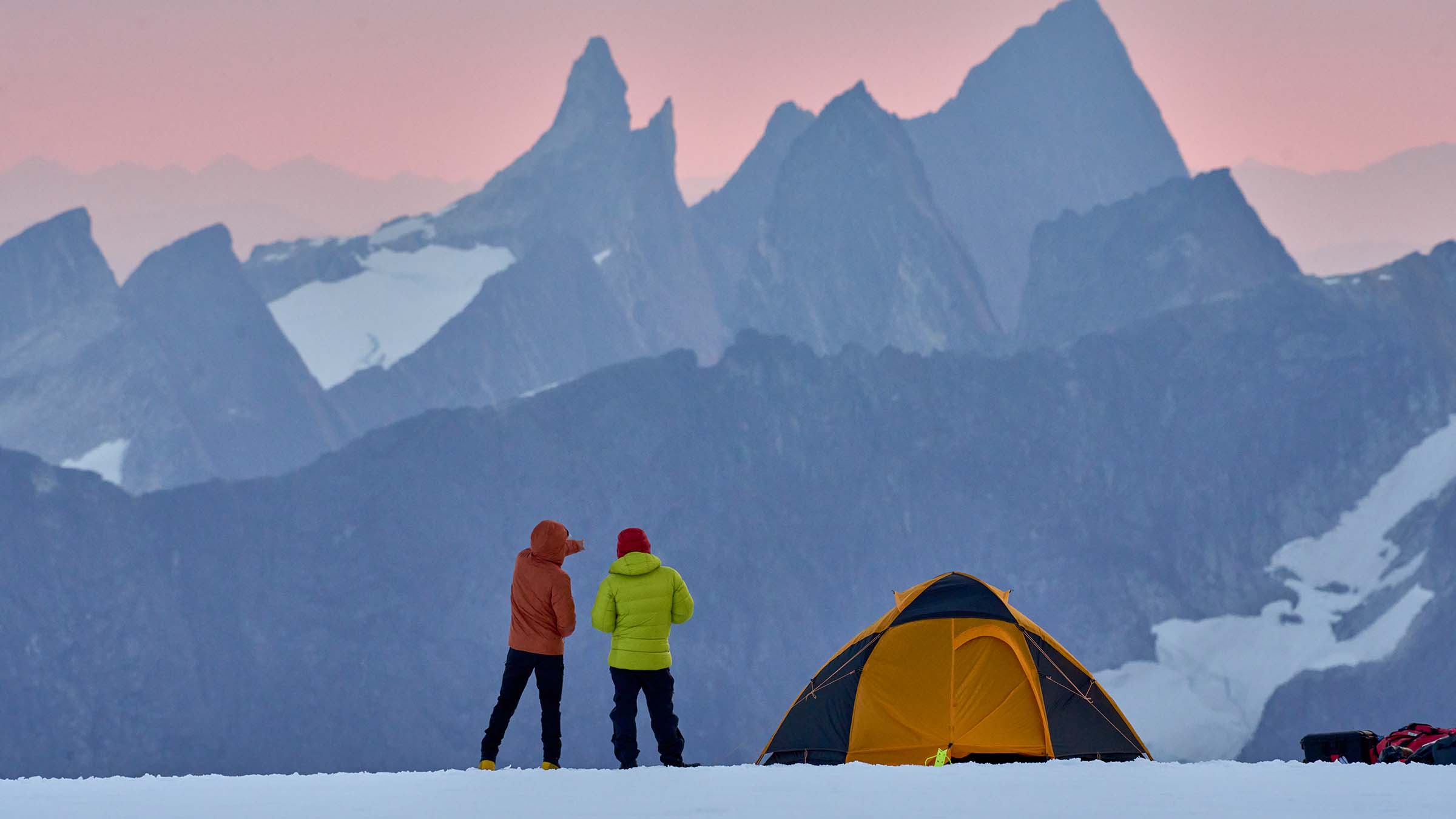 Alex Honnold and Tommy Caldwell looking out over the mountains at sunset, stood next to a tent... [Photo of the day - ديسمبر 2024]