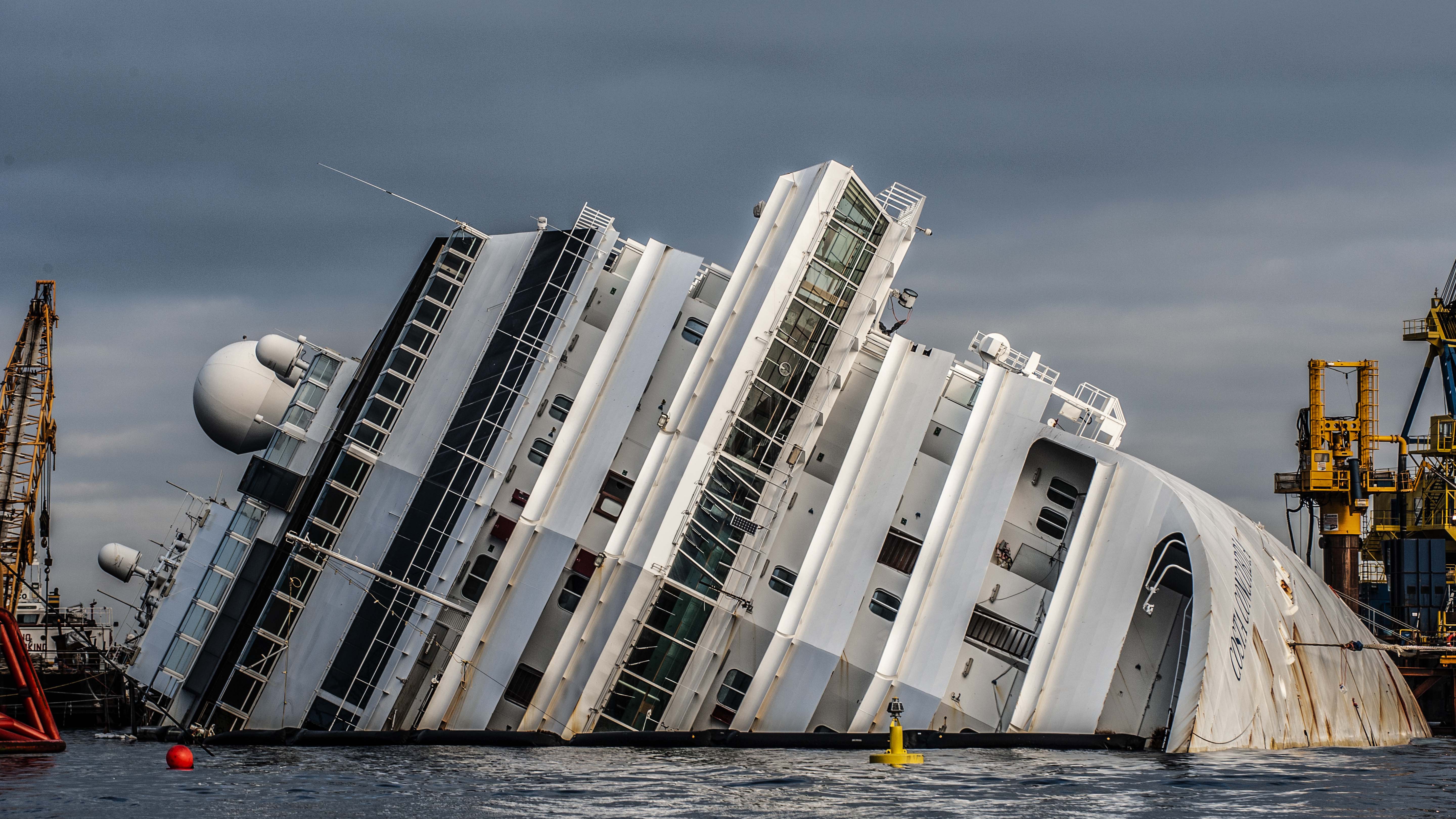 A view of the Costa Concordia ship, almost a year after the wreck, with the construction site... [Photo of the day - January 2025]