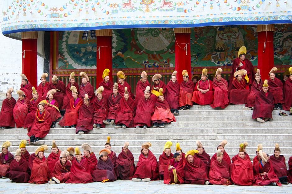 Buddhist monks at the Labrang monastery chanting. This image is from Merton's China. [Photo of the day - ديسمبر 2012]