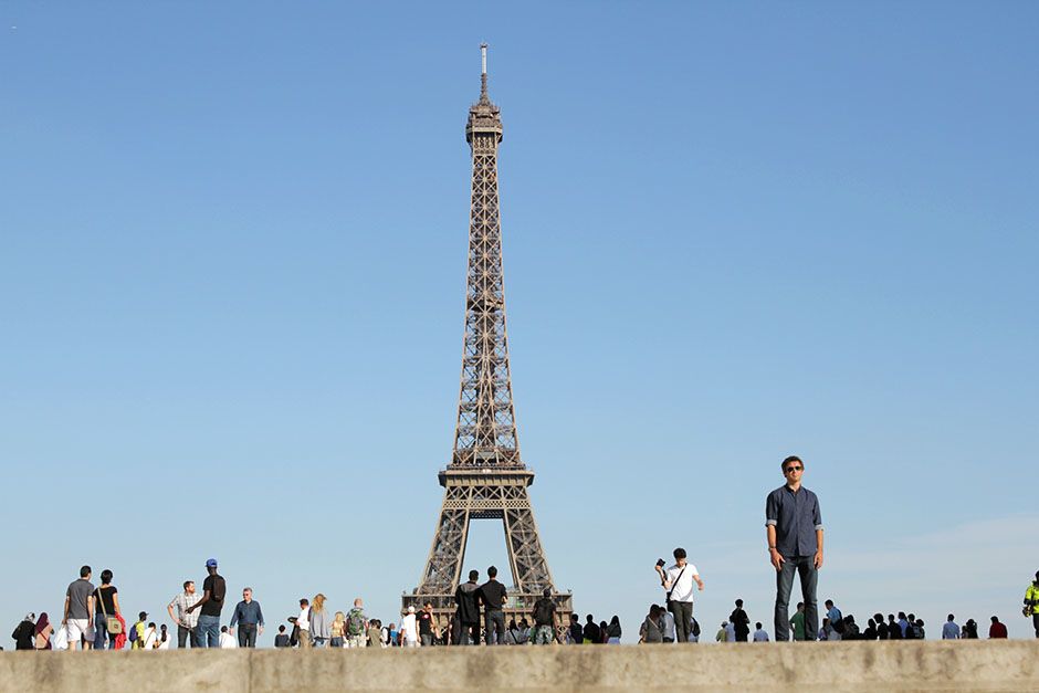 باريس، فرنسا: كونور وودمان يقف إلى جوار برج إيفل... [Photo of the day - يناير 2014]