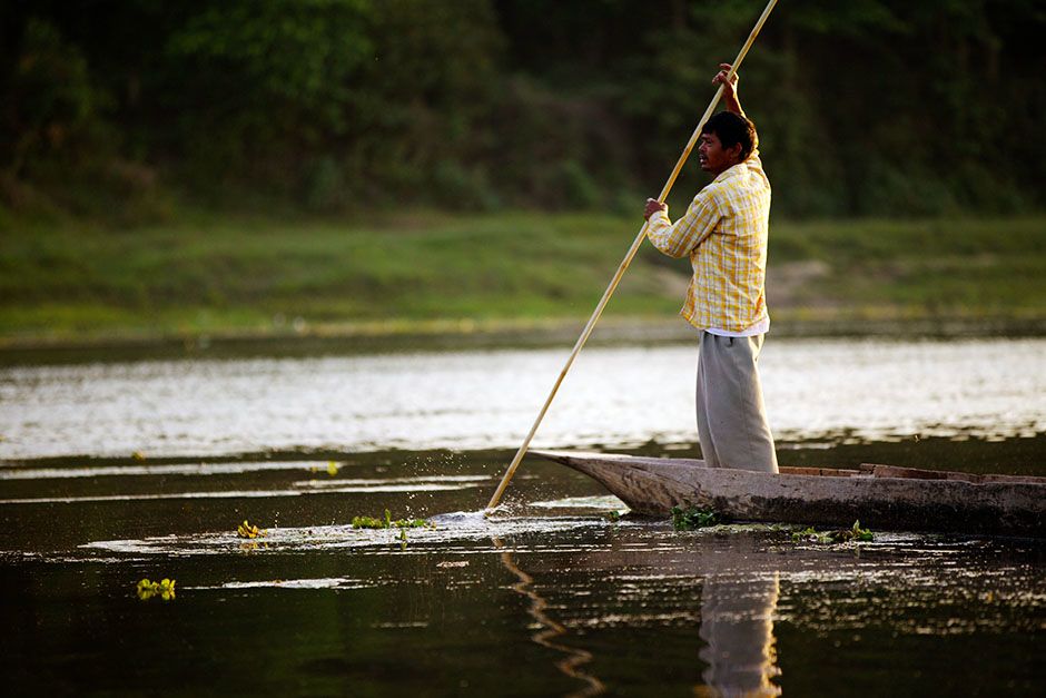رجل وحيد يبحر في قارب في النهر. هذه الصورة من تشيزنج... [Photo of the day - يناير 2014]