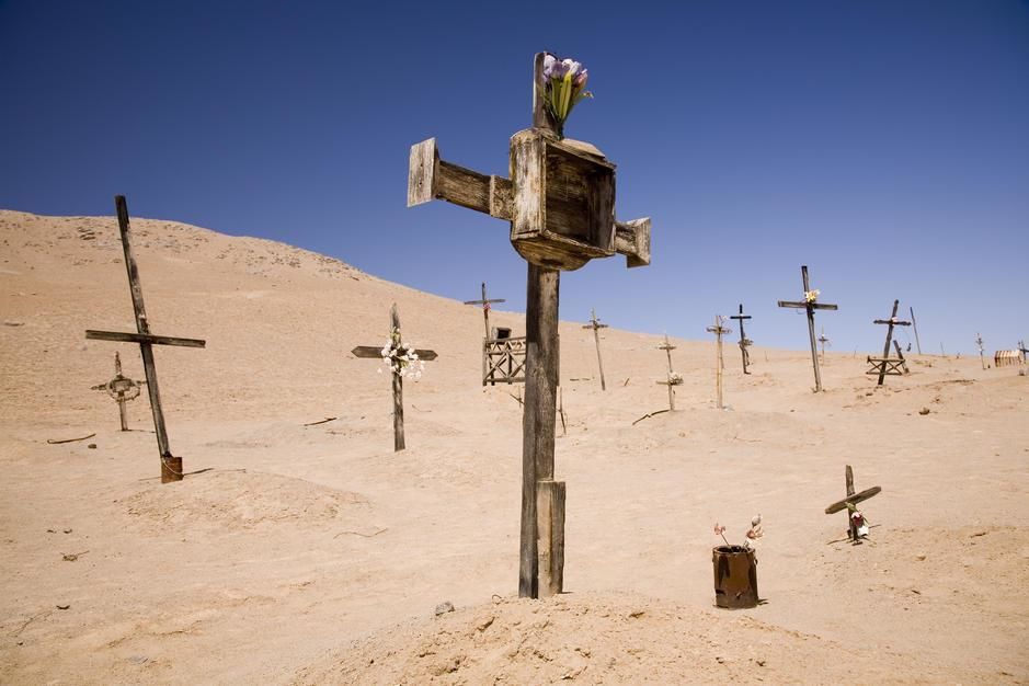 A cemetary on the Pacific coast of Chile's Atacama Desert. [Photo of the day - January 2012]