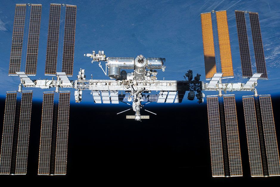 محطة الفضاء، 29 مايو 2011: يظهر في خلفية هذه الصورة أفق... [Photo of the day - مارس 2014]