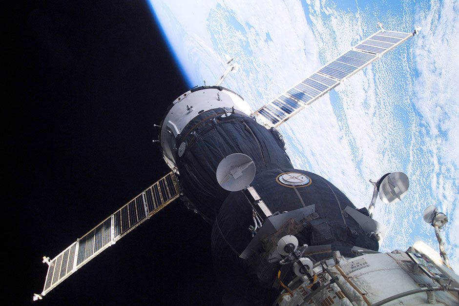 4 نوفمبر 2002: مركبة فضاء من طراز سويوز تحمل على متنها... [Photo of the day - مارس 2014]