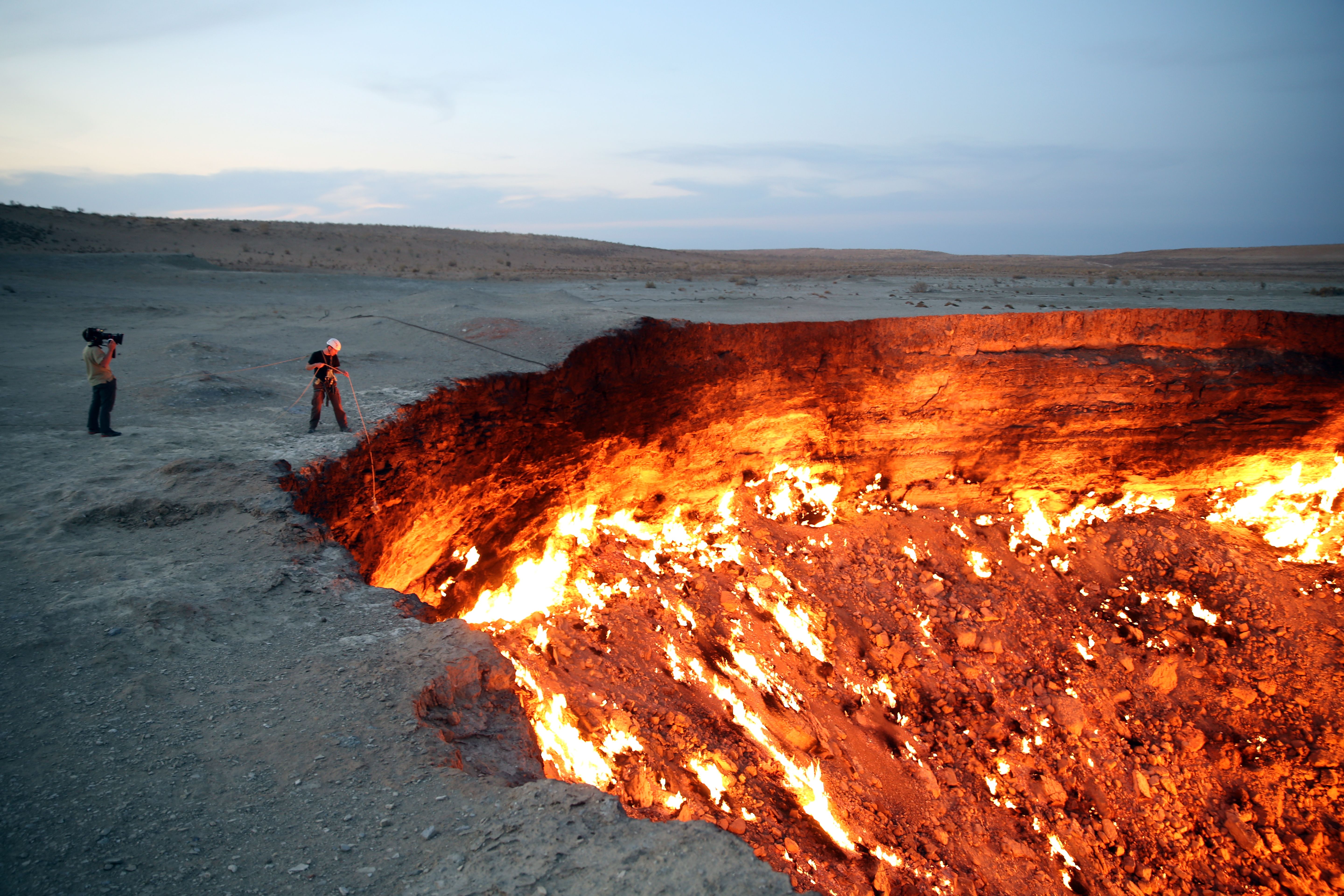 Darvaza, Karakum Desert, Turkmenistan: A cameraman films George Kourounis as he prepares to... [Photo of the day - July 2014]