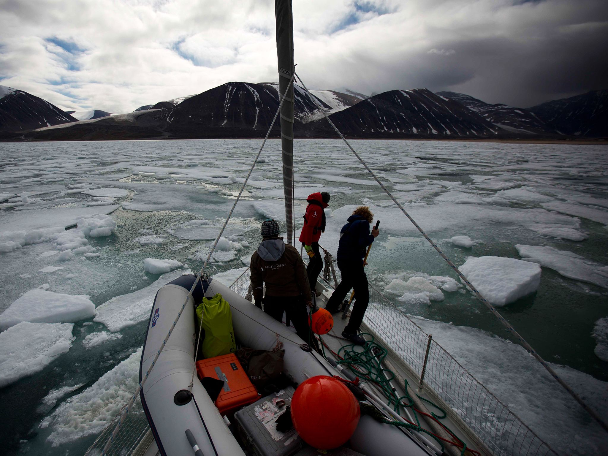 فريق عمل الفيلم يقوم بدفع الكتل الجليدية. هذه الصورة... [Photo of the day - ديسمبر 2014]