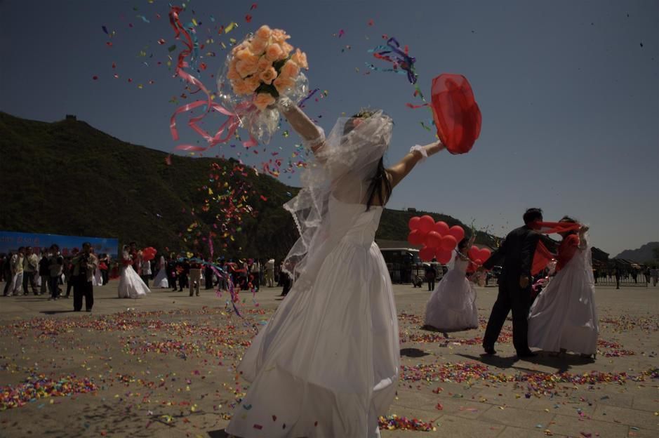 A mass wedding at the Great Wall of China. [Photo of the day - April 2011]
