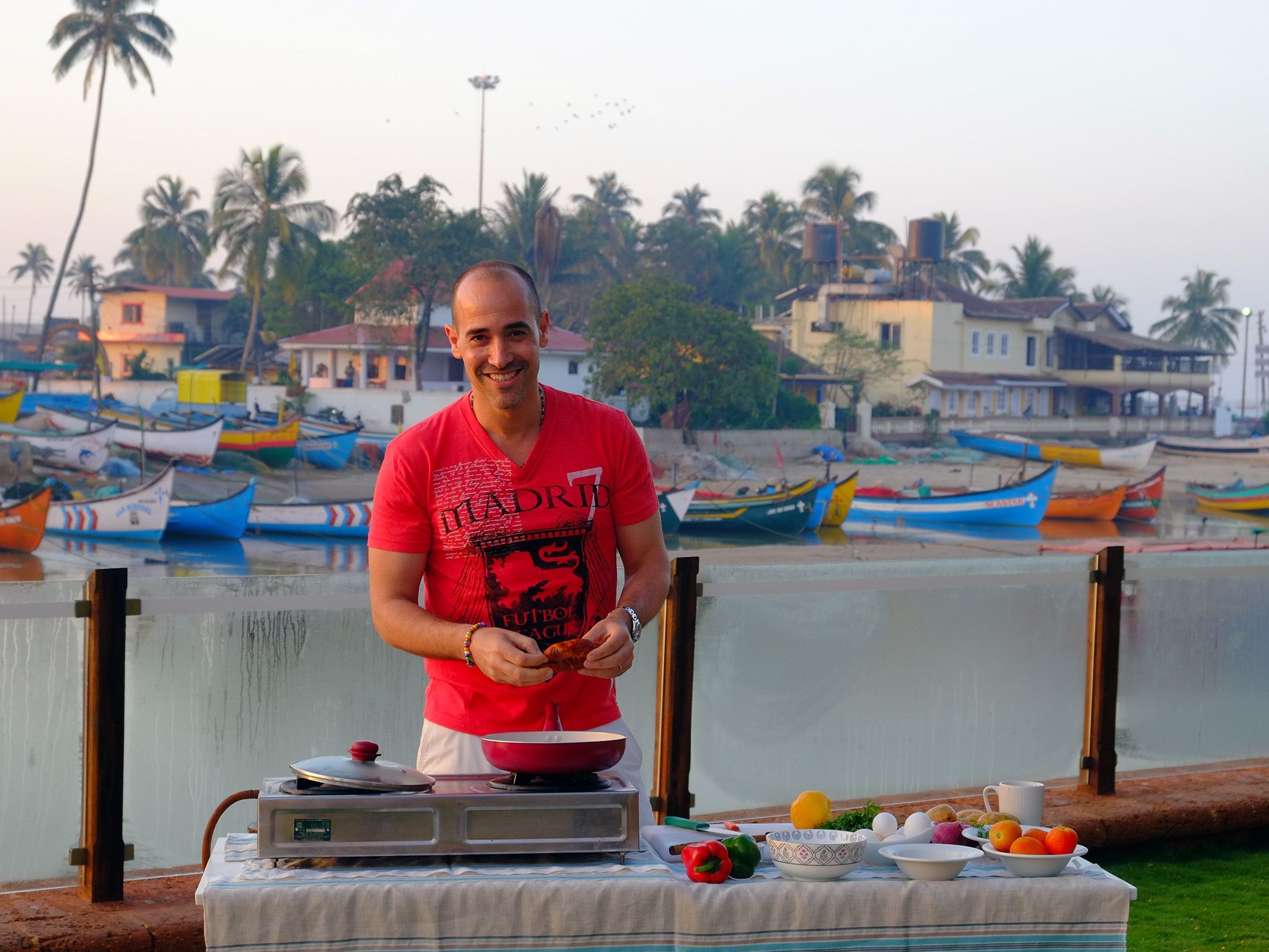 Panjim, Goa, India: David Rocco cooks a quick breakfast for some local fisherman using Goan... [Photo of the day - ديسمبر 2015]