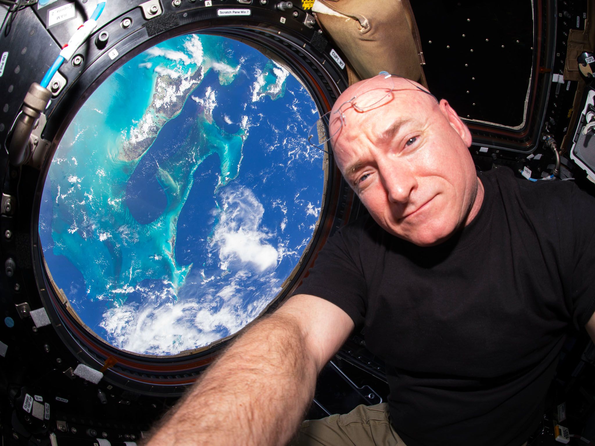 Astronaut Scott Kelly spends a year in space. This image is from A Year in Space. [Photo of the day - November 2016]