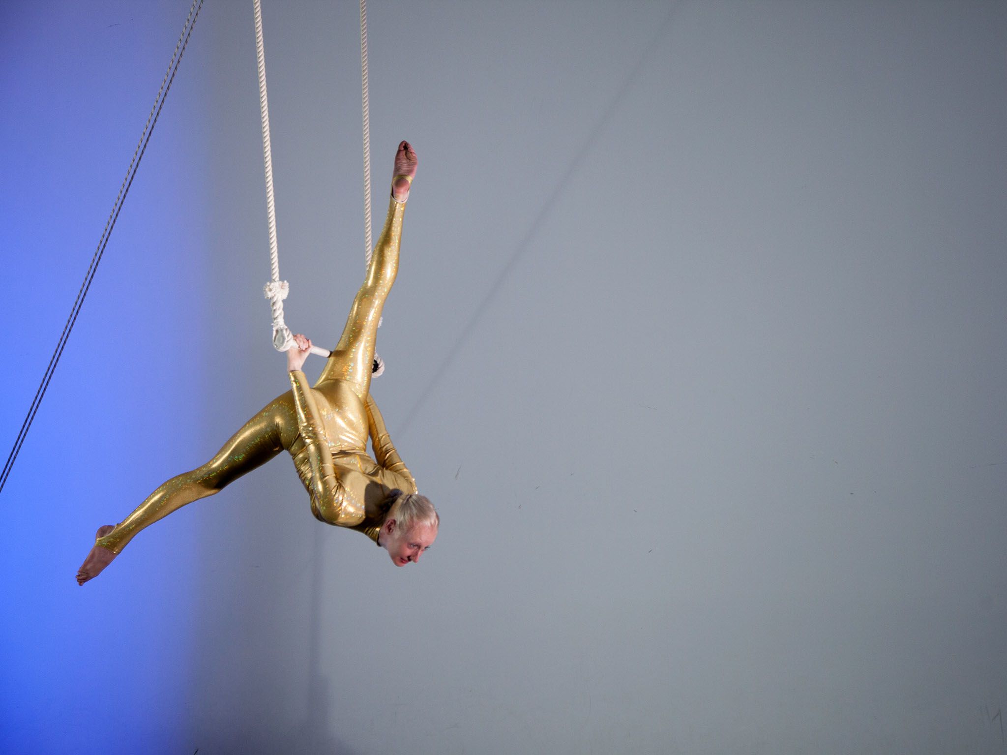 Katie Hardwick shows how a trapeze artist utilizes pendulum motion.â¨This image is from... [Photo of the day - March 2017]
